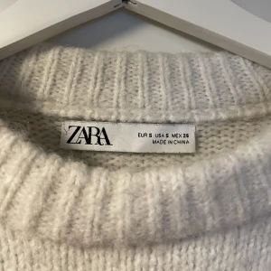 Stickad tröja - Stickad tröja från Zara i lite mer benvit färg. Köpt för något år sedan. Har använt några gånger men är i bra skick. Inga fläckar eller så. Kan stickas lite men väldigt lite.