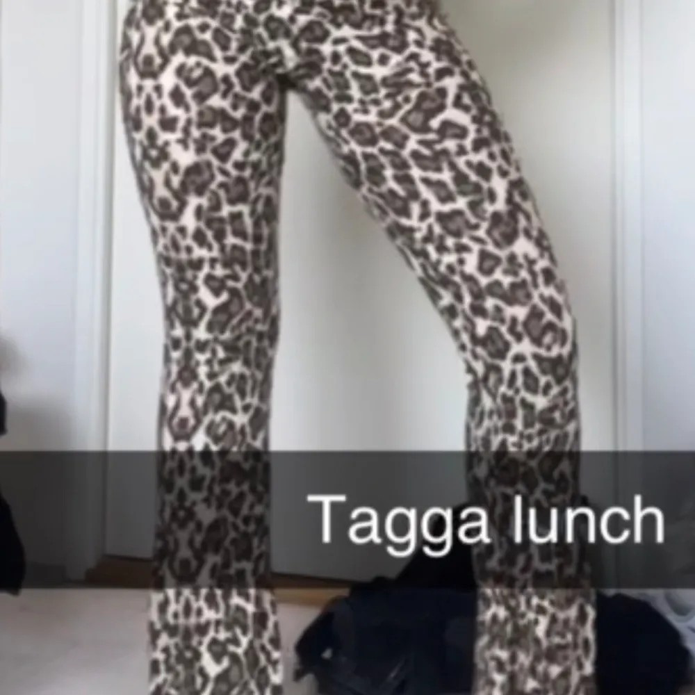 Gina Tricot tights i Leopard mönster!! Storlek S men är väääldigt stretchiga så passar även en M!❤️❤️ endast använda 1 gång! Jag är 172 cm lång!. Jeans & Byxor.
