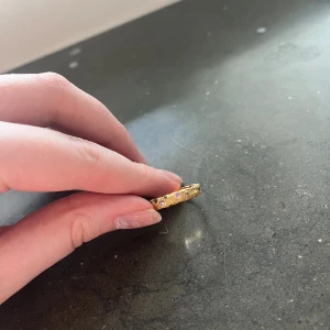 Ring - Säljer denne extremt fina ringen från Safira. Köptes för 999 kr, 18 k guldplätterad. Använd 2-3 gånger så i nyskick!  Säljer för 500 kr 🤗