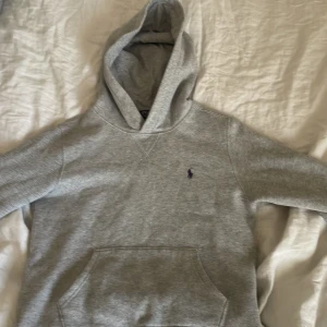 Ralph lauren hoodie - Snygg Ralph Laurent hoodie för sommaren. Köpt på le corte ingles i Marbella, Puerto banus. Nypris: 999kr Skick: 10/10