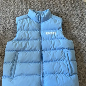 Hoodrich väst  - Blå Hoodrich väst 