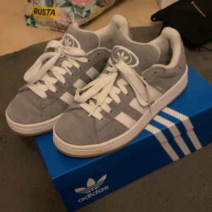 Adidas campus 00s - Intressekoll på min gråa adidas campus 00s storlek är 38 2/3 men passar 39 använda 1-2 gånger men ser helt nya ut,har äktehetsbevis och man får med gråa skösnören,priset kan diskuteras om snabb affär🩷