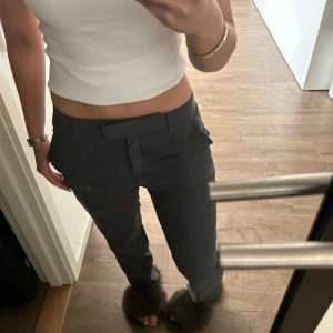 Kostymbyxor - Gråa kostymbyxor lowwaisted 