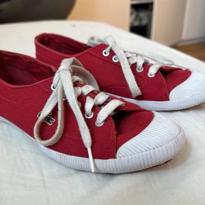 Skor🌹  - Sommar skor från Lacoste i färgen röd😊 Väl använda och märkes namnet på sulan har flagnat samt stygnen har gått upp lite på ena skon men annars bra skick🤩