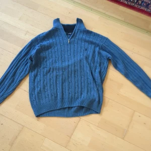 Raulph lauren  - Stickad raulph lauren tröja har används bara 2 gånger passar till både sommar o vinter en jätte fin blå färg som passar till mycket. storlek m men passar s-l beroende hur passformen är