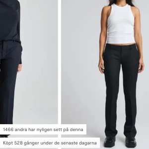 Kostymbyxa med slits - Lågmidjade kostymbyxor med slits längst ner. Inte använda mycket säljer för att dom är lite för stora för mig. Skriv för funderingar eller frågor