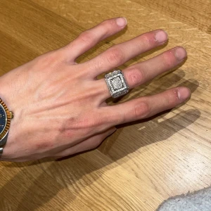 Rostfritt ring  - En riktigt flashig ring som skiner väldigt mycket. Den är rostfritt vilket betyder att du kan duscha/ simma med den utan några problemer. Sticker ut väldigt mycket då den är mycket glansig. För mer bilder samt videos på hur den glänser skriv.