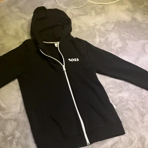 Boss kofta - Boss kofta passar 14-15 åringar, inga fläckar eller skador. Köpt på Zalando 