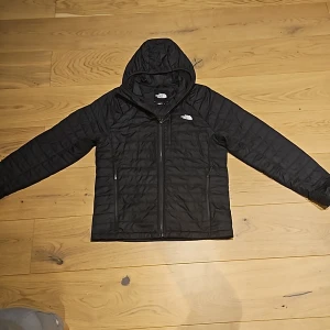 North face vår/höst jacka  - Jag säljer min north face jacka använd ca 10-20 gånger anledningen till att jag vill sälja den är att jag har jöpt en ny jacka och försöker få tillbaka lite pengar. Inga hål fläckar eller skador.