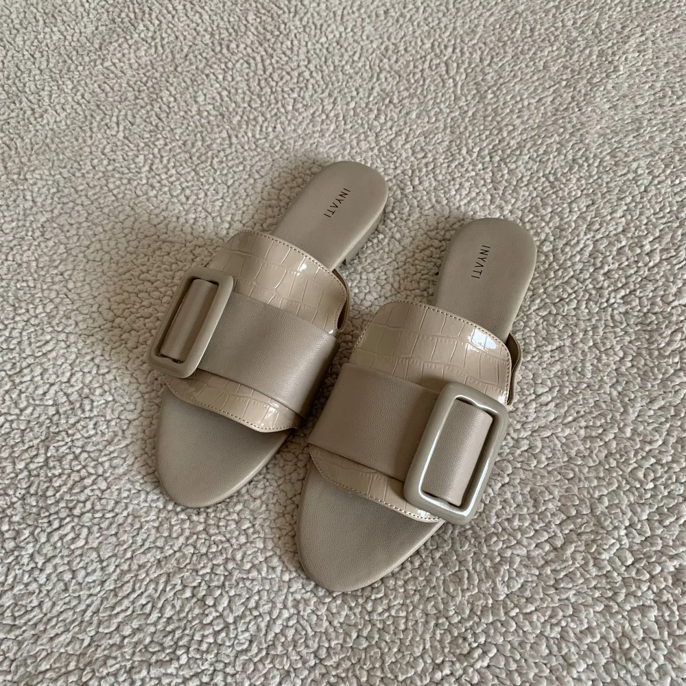 Supersnygga sandaler från Inyati. Aldrig använda, i nyskick utan anmärkningar. Ofdinariepris 65 EUR. Färgen är typ beige/grå. . Skor.