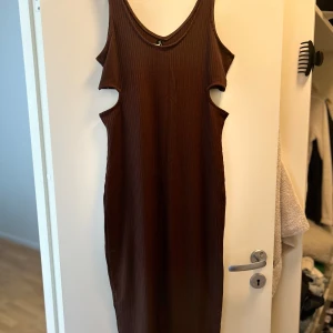 Midi ribbad klänning - Använd en gång. Figurnära klänning