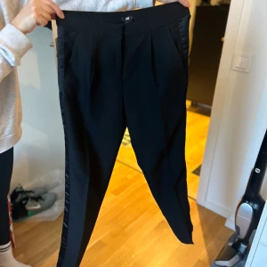 Svart fin byxa - Svart viskos byxa med svarta revärer av satin på sidorna. I bra skick