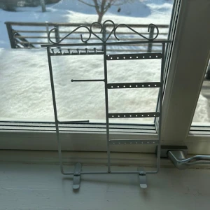 Smyckes ställ/Inredning/Vit/Smyckesförvaring - Den har svårt att stå tror det går böja till fötterna. 