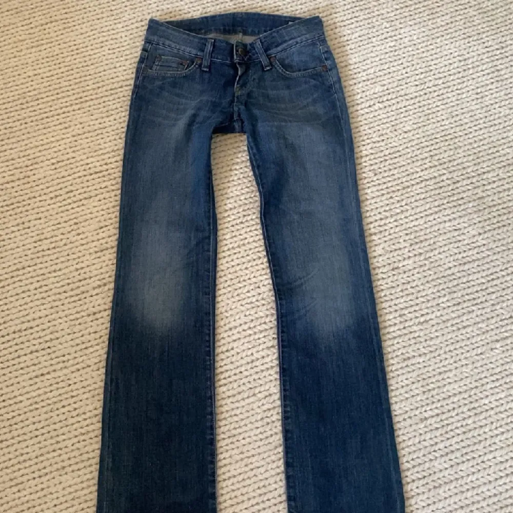 Lågmifhade bootcutjeans från Lee❤️ Jätte fint skick! Midjemått: 37cm rakt över Innerbenslängd: 73cm Modell Coral i strl 26/31. Jeans & Byxor.