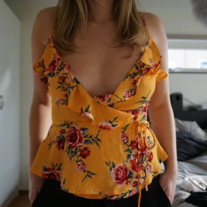 Blommigt linne  - Blommigt linne från hm. Storlek 36.