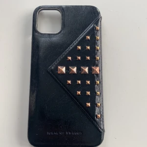 Mobilskal med nitar - Ett mobilskal med nitar från ideal of Sweden. Nitarna ska egentligen vara silver men färgen har lossnat. Nypris: 700 kr