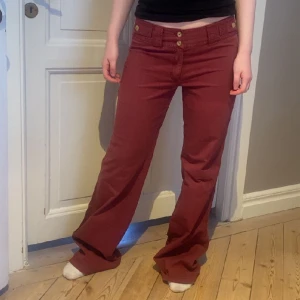 Vinröda byxor - Galet snygga vinröda utsvängda lågmidjade jeans/byxor🪩❤️ Fint skick. Passar M-L. Skriv vid funderingar och kolla in mina andra annonser😇