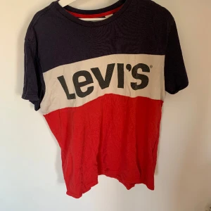 T-shirt - Jag n multifärgad tröja i bra skick  Storlek L  100% Bomull