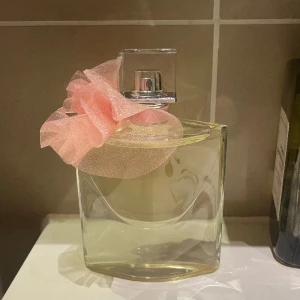 Lancome La Vie Est Belle - Har endast sprutat 2-3 gånger så nästan helt oanvänd. Säljer pga att den inte kommer till användning. Köptes för 900kr men säljer för 500kr. Kan både postas och mötas upp i Stockholms-området.