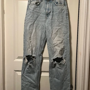 90s high Waist jeans - Säljer mina jeans från Gina tricot, säljes i befintligt skick. Storlek 32 