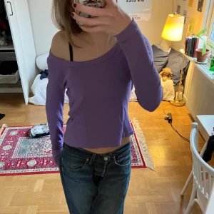 Lila långärmadtröja  - En lila långärmadtröja från Vero Moda, använd få gånger och är därför i bra skick. ❤️