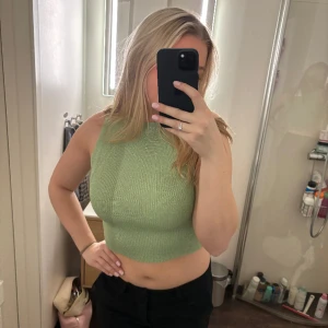 Glittig topp - Grön glittrig topp köpt på missay. Ny med lappar kvar 💚💚 