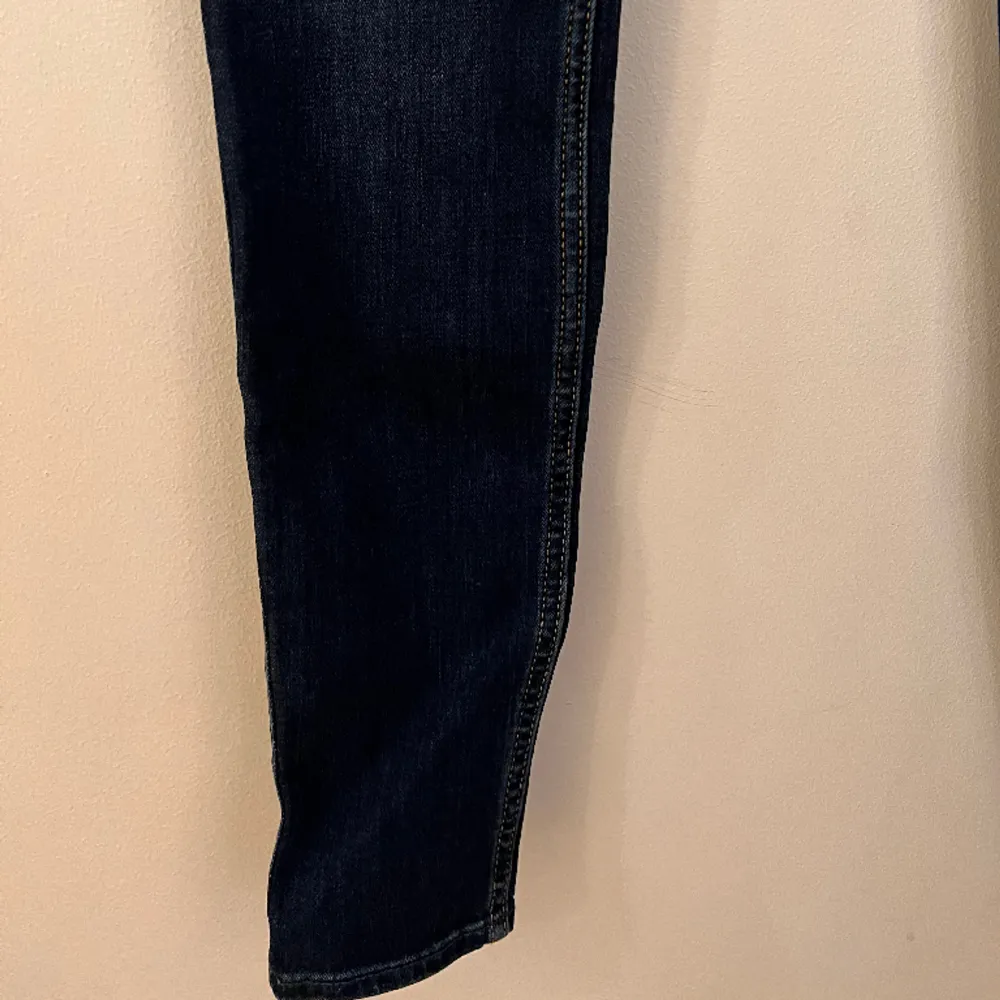 Hollister jeans W26 L30 mid-rise super skinny. 😍 (Frakten är med i priset) . Jeans & Byxor.