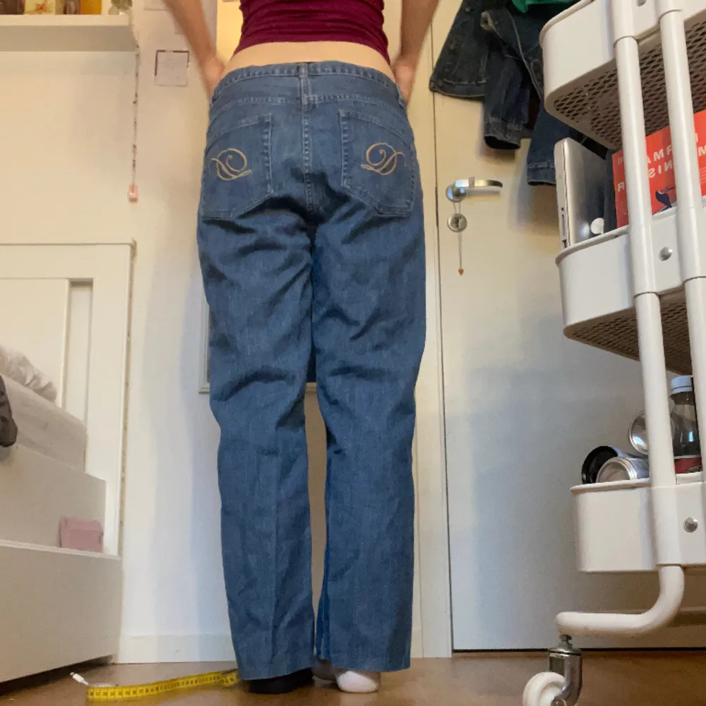 Superfina jeans med ascoola fickor! Säljer då jag inte använt dem sen jag köpte dem för några månader sen❤️    midjemått: 88cm innerbenslängd: 62cm . Jeans & Byxor.