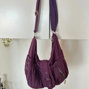 Väska  - Snygg väska som inte kommer till användning. Justerbart band