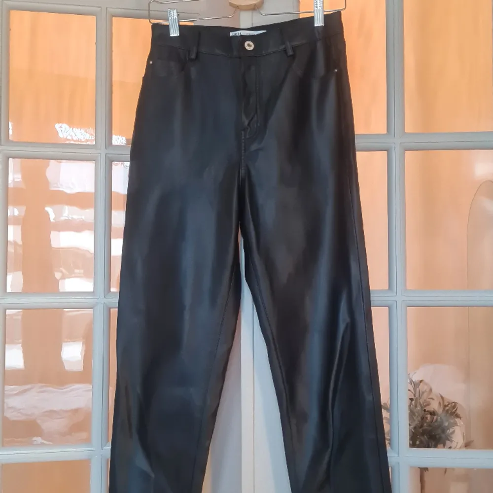 Svarta faux-leather byxor från Zara.   Gott skick. . Jeans & Byxor.