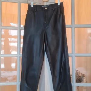 Faux-leather pants - Svarta faux-leather byxor från Zara.   Gott skick. 