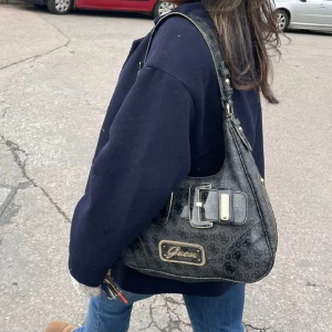 Vintage GUESS väska - Äkta vintage väska från märket GUESS! Fortfarande i väldigt bra skick och rymmer mycket plats. 