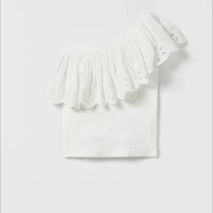 Söt zara topp  - Bilder är lånade❗️❗️ Säljer nu denna super söta sommartoppen från Zarah barnavdelning. Jag har storlek 13-14år men passar mig som kan ha xs/s. Köpte den i somras men den kom tyvärr aldrig till användning. Pris kan diskuteras ❤️