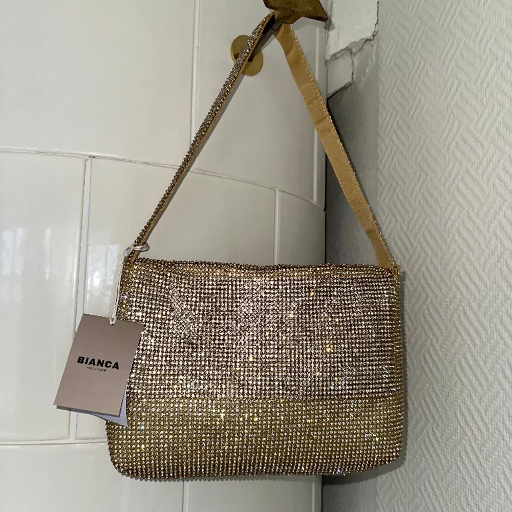 Väska från Biancas kollektion för Nelly, helt oanvänd med lapparna kvar. Modellen heter ”london bag” och säljs inte längre då den är sålde slut vid släppet. Glittrar jättefint i verkligheten, köpt för 600:- 💛. Väskor.