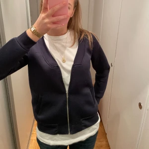 Mörkblå jacka/kofta - En mörkblå jacka/kofta som passar jättebra till våren, märket å storlek står inte på