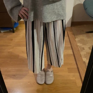 Byxor - trekvartslånga byxor, som sitter lite längre på mig, då jag är 160 cm. Från bikbok i storlek Xs. De är väldigt luftiga och sköna, runt tyg. 