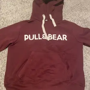 Vinröd hoodie från Pull & Bear. Superbra skick! 