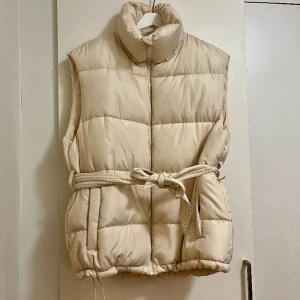 Väst från Bik Bok - Endast använd fåtal gånger. Creme-färgad.