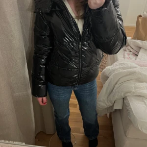 vinterjacka från Nelly!!  - Hej! Säljer nu min vinterjacka från Nelly (everyday puffer jacket) då den inte kommer till användning. Jag har använt jackan ett fåtal gånger så den är i mycket bra skick. Jackan är slutsåld i denna storlek på hemsidan. Hör av dig om du har några frågor! 