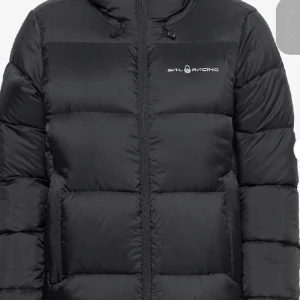 Sail racing jacka  - Säljer nu min jättefina sail racing jacka. Den är köpt för nån månad sedan! Säljer för att jag vill köpa en nu. Skriv gärna gör mer information🤩 priset kan diskuteras vid en snabb affär!