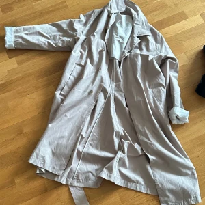 Kappa - Använde den ungefär 3 gånger bara  Helt bra skick ingen skador alls.  Köpte de från brothers i Malmö triangeln för 2299kr. Jag vill sälja de så billigt för jag har gått så mycket ner i vikt att de inte passar mig längre.  Priset går och diskutera 🌸 
