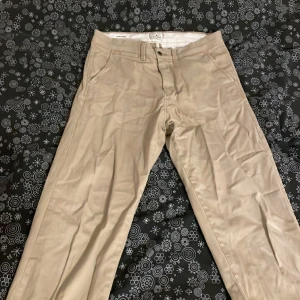Jack & Jones chinos - Byxorna är i bra skick. Byxorna är loosefit och storlek 31/34. Skriv vid funderingar 