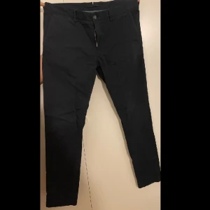 J.Lindeberg chinos - Stretchiga och luftiga chinos i nyskick. Passform: Raka ben. Nypris 800kr