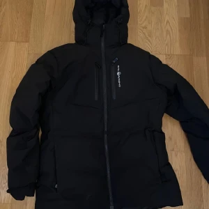 Sail racing jacka  - Säljer min helt nya Sail racing jacka. Anledningen till att jag säljer jackan är för att den var för liten. Jag köpte den för 4500kr fast säljer den för 3800kr priset kan även diskuteras