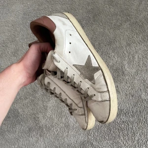 Golden goose skor - Sköna, bra mycket kvar att ge (alla slitningar är design) con 7-8/10 i min syn  Dustbag ingår, stork 40.5 passar mig med 41 Kan mötas i Gbg 