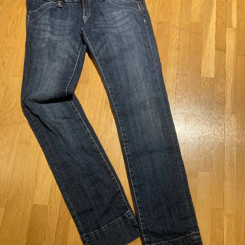 Mörkblå oanvända jeans  Bred linning med tre knappar . Jeans & Byxor.