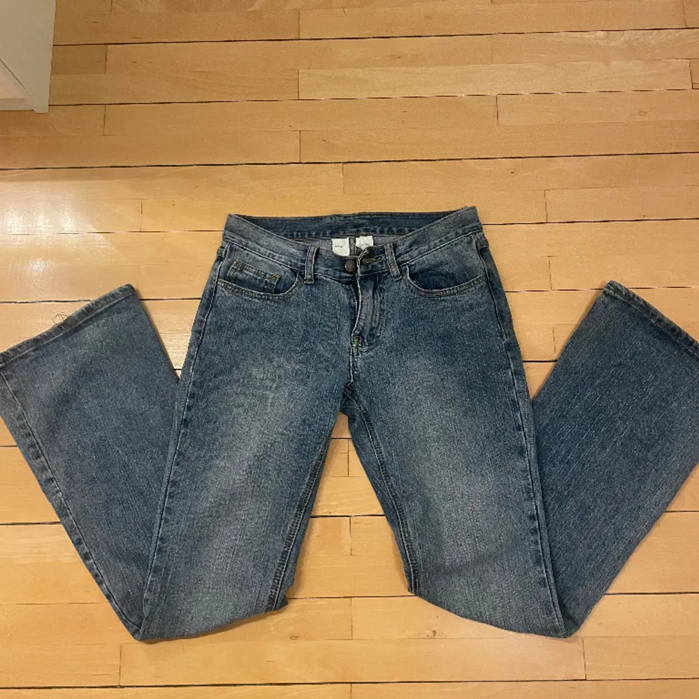 Lågmidjade blå jeans från Brandy Melville som inte kommer till någon användning🩷Använda några gånger men de är lite långa på mig så de har rivits upp lite (se sista bilden) annars känns de hyffsat nya!! Skriv privat för flera frågor😁😁. Jeans & Byxor.