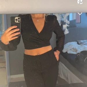 Fest topp  - Snygg topp köpt för kanske 2 år sedan minns inte vad jag köpte den för men den är från boohoo ❤️