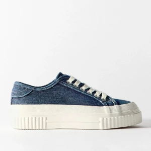 Sneakers Zara - Coola sneakers från Zara i jeans-tyg. Använda 2 gånger, så mycket bra skick! Storlek 40