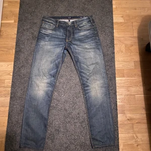 Armani jeans  - Midja tvärs över: 42cm. Ytterben: 102cm. Innerben: 79cm. Benöppning: 17cm. 10/10 skick Skriv om du har fler frågor!
